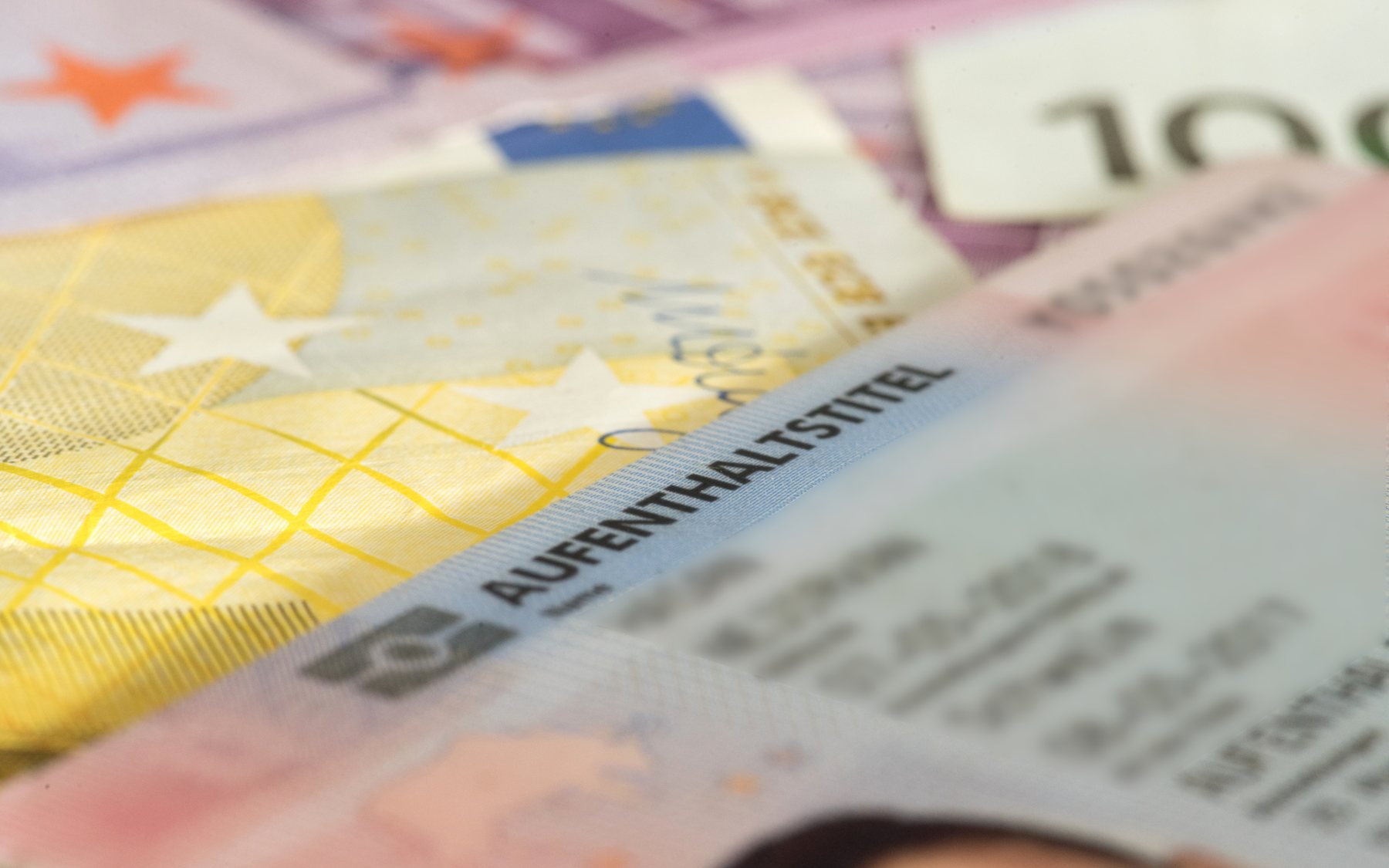 Aufenthaltstitel und Reisedokumente als Symbol für eine Aufenthaltsbewilligung