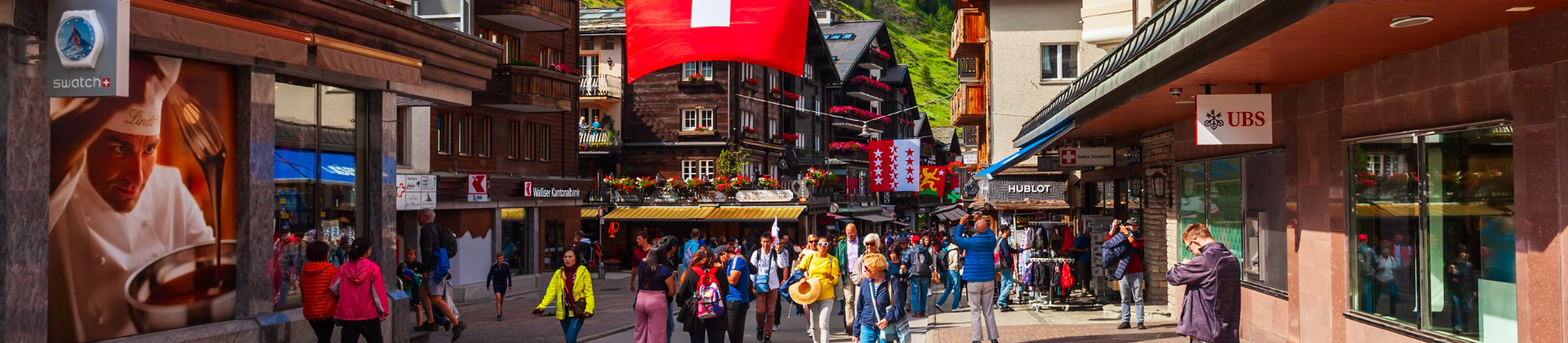 Bankkonto in der Schweiz für Ausländer eröffnen – Schweizer Fahnen