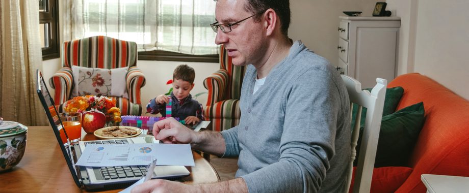 Eltern planen Finanzen zuhause