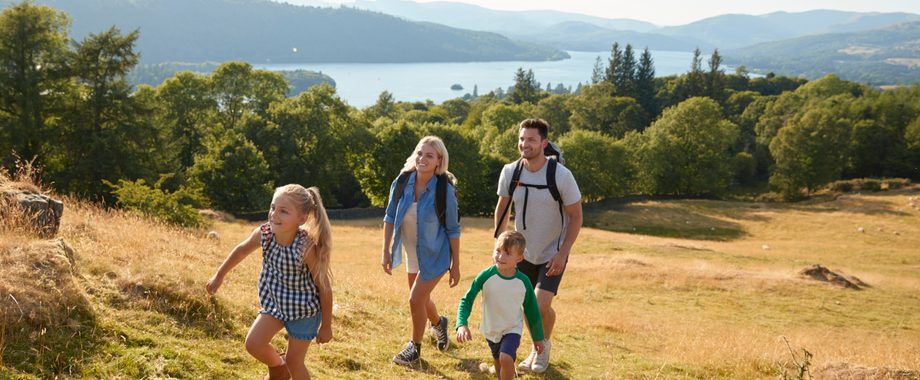 Familie spaziert in der Schweiz