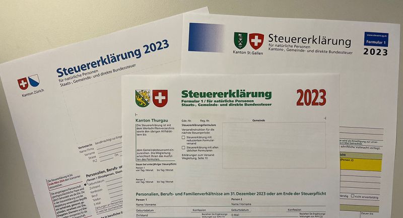 Schweizer Steuerformular und Taschenrechner auf einem Schreibtisch